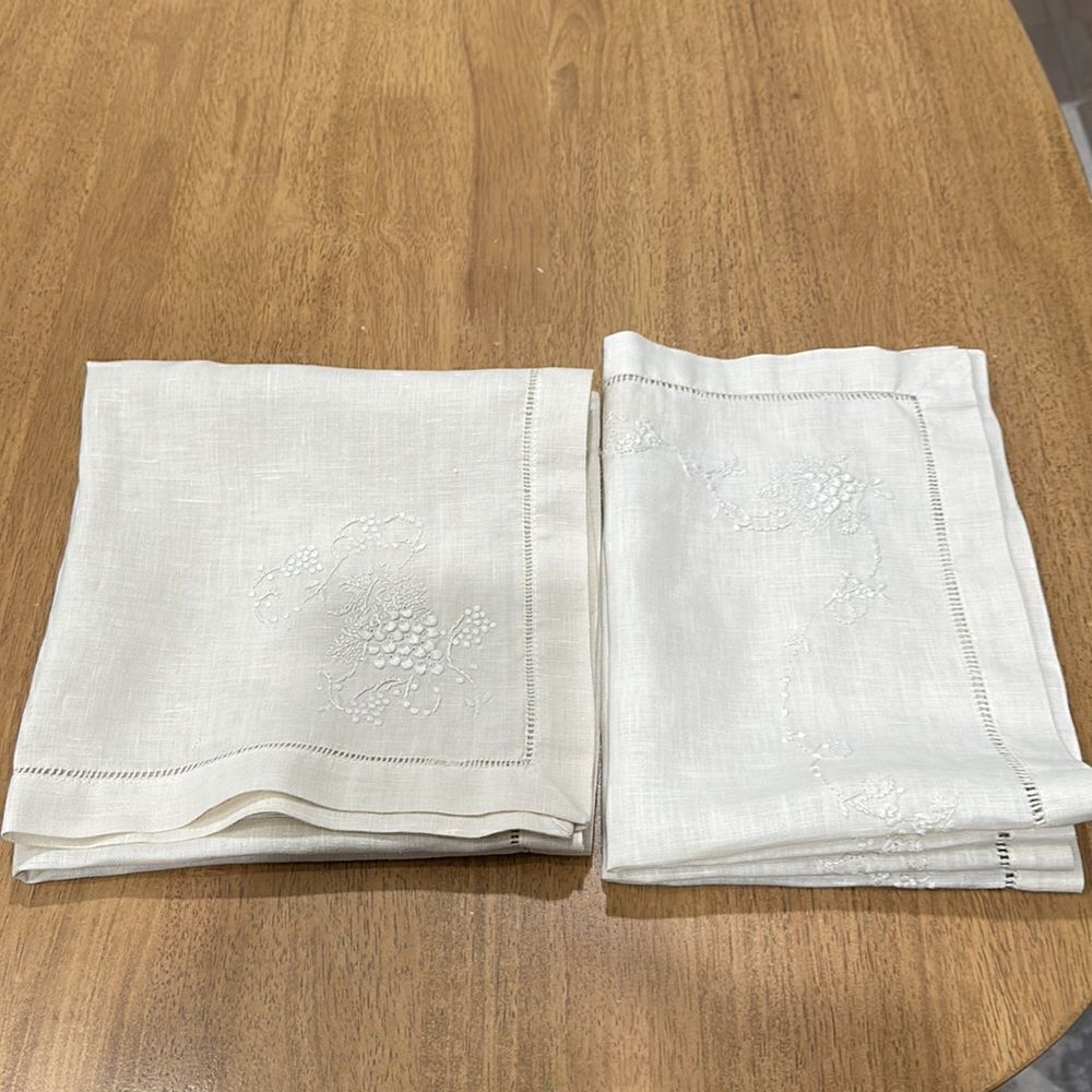 SET OF FOUR, 2 NAPKINS 2 PLACEMATS.